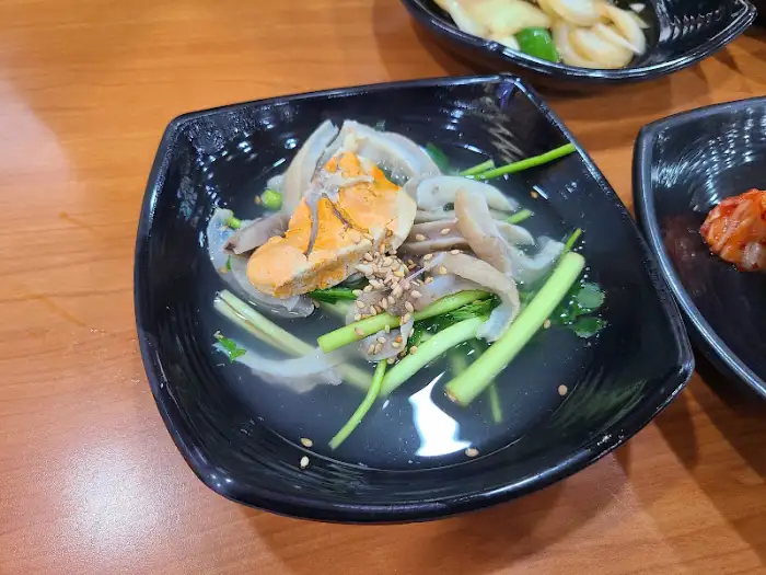 맑은 국물 위에 부드러운 아구수육이 담겨있는 모습