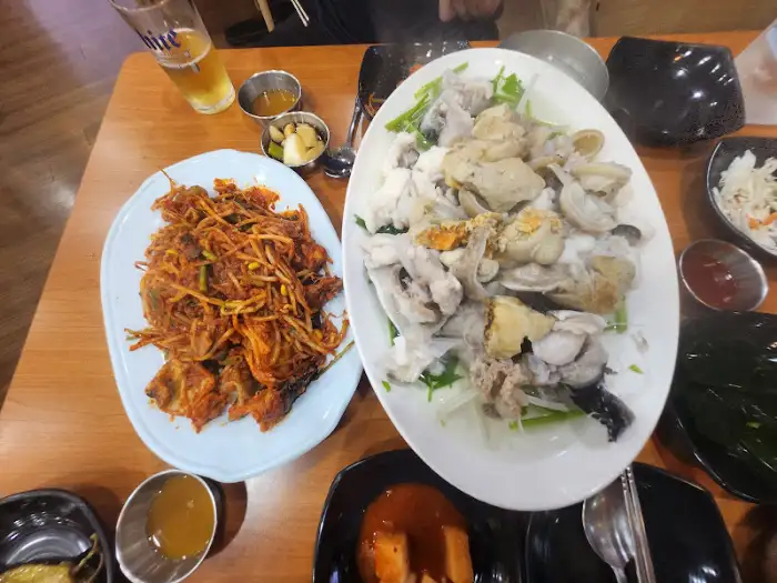 왼쪽에는 아구찜, 오른쪽에는 아구수육이 놓여있는 모습