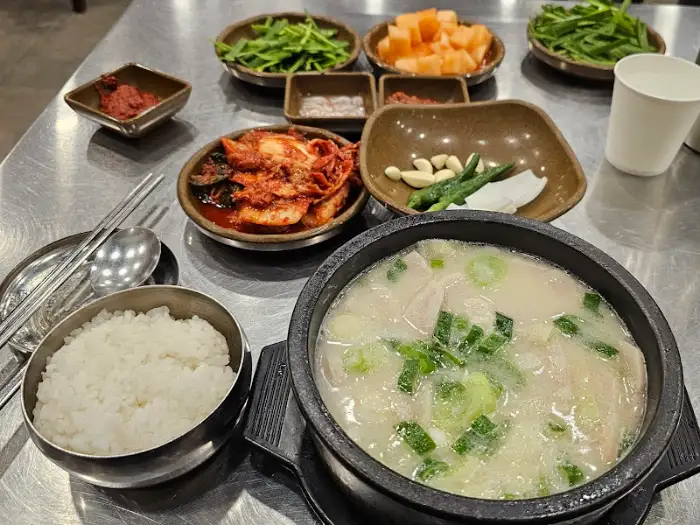 항정살 국밥과 다양한 밑반찬