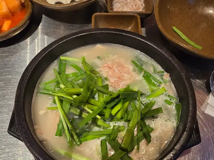 국밥 속 푸짐한 항정살 고기