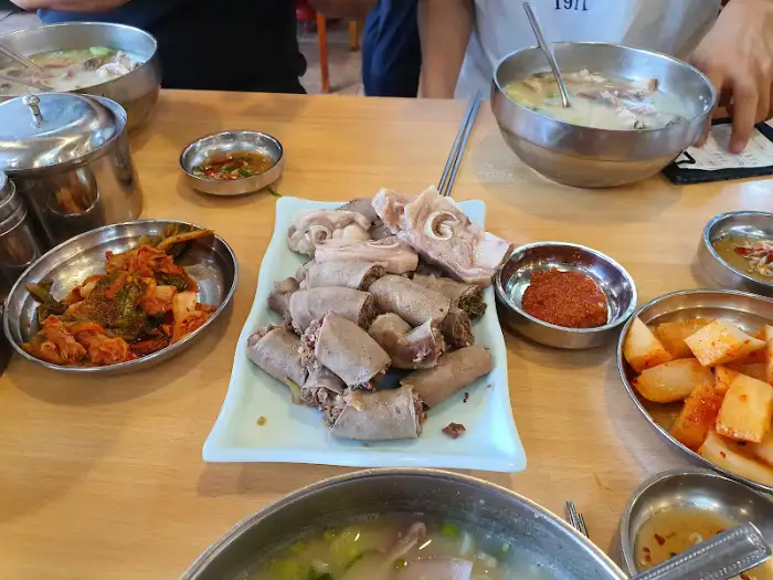 다양한 반찬과 메인 요리