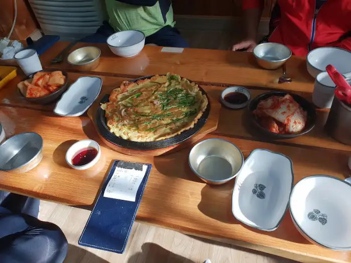 해물칼국수와 곁들여 나오는 김치와 깍두기