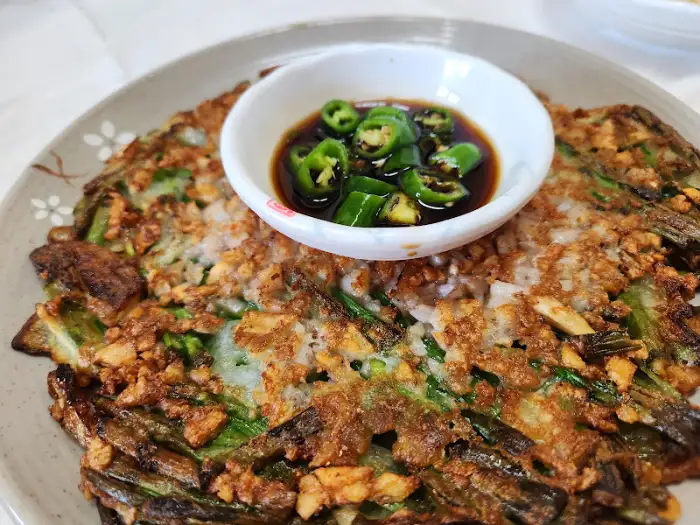 고소하고 바삭하게 잘 부쳐진 해물파전