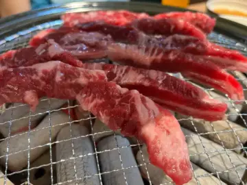 대연동 담가화로구이: 부드러운 소갈비살과 새콤달콤 비빔칼국수의 완벽한 조화