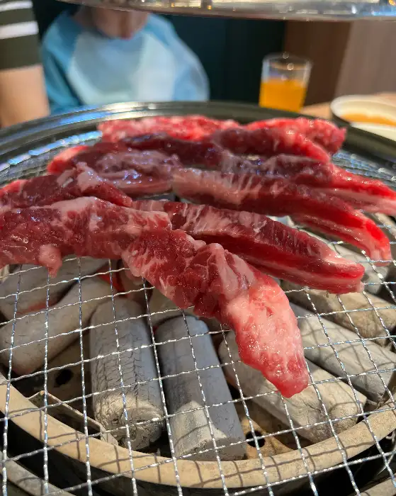 담가화로구이 대연점의 숯불 위에서 구워지고 있는 신선한 소갈비살