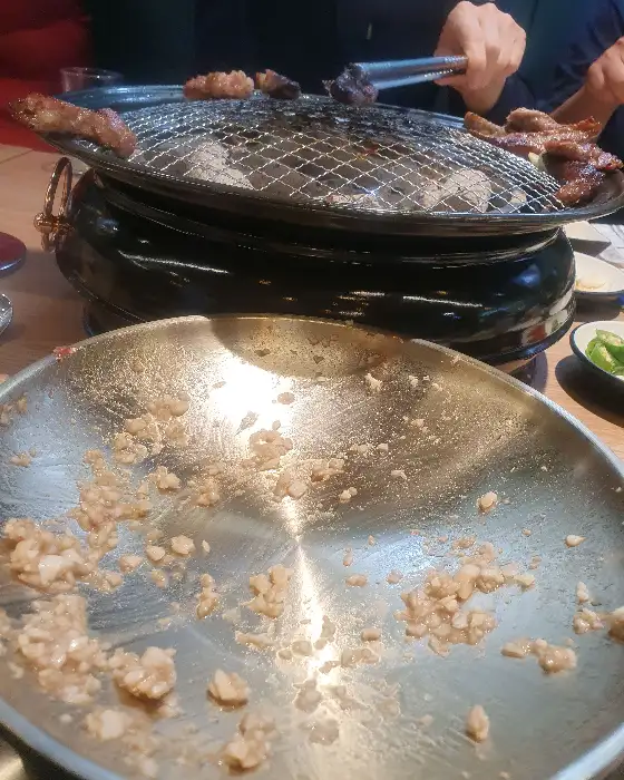 숯불 위에서 맛있게 구워지고 있는 소갈비살의 모습