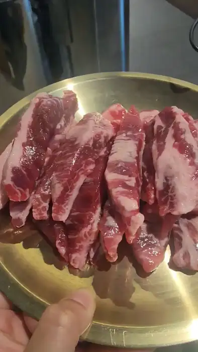 신선한 소갈비살이 접시에 담겨 있는 모습