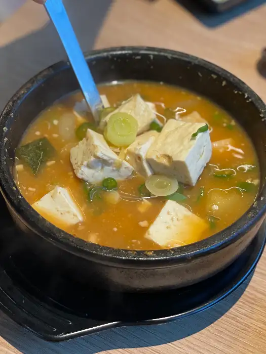 두부와 채소가 듬뿍 들어간 된장찌개