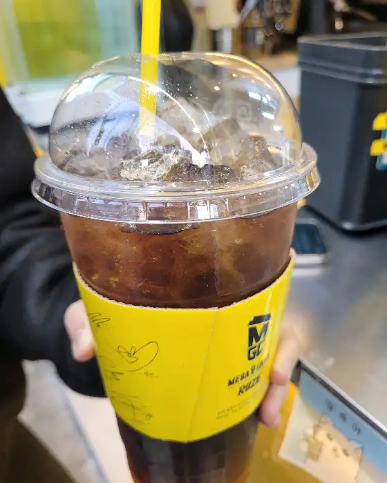 빨대가 꽂힌 시원한 음료