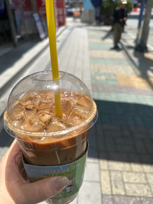 얼음이 가득 담긴 아이스 커피