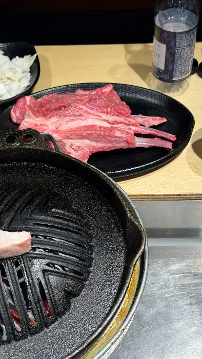 양갈비가 놓인 팬과 준비된 야채