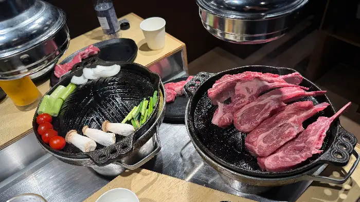 양갈비와 양등심이 팬에 구워지는 모습