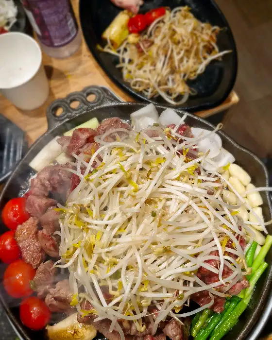 고기와 함께 구워진 숙주와 토마토