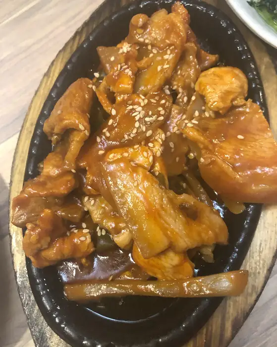 푸짐하게 차려진 구례애밥상 제육볶음