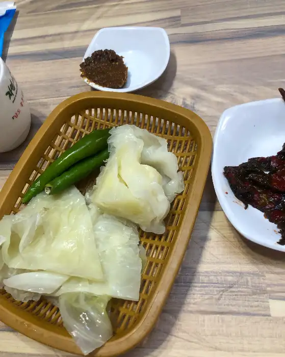 신선한 쌈 채소와 청국장