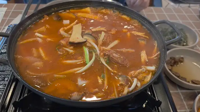 끓고 있는 전골 냄비