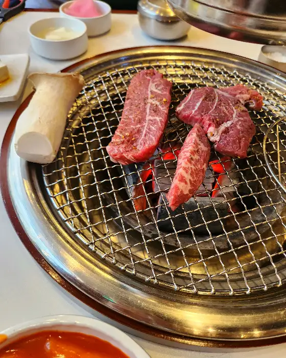 고기만월 그릴 위에 구워지고 있는 신선한 고기