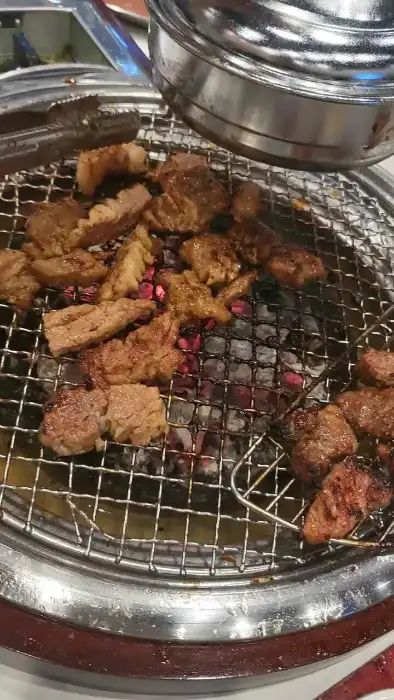 숯불 위에서 맛있게 익어가고 있는 갈비살