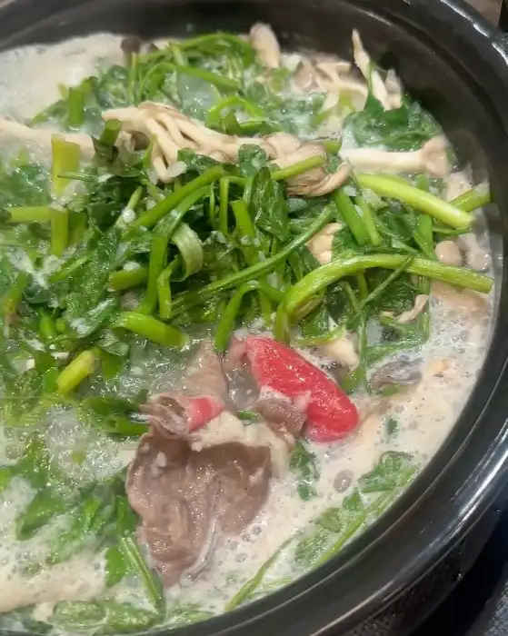 칼국수와 볶음밥 재료가 준비된 테이블