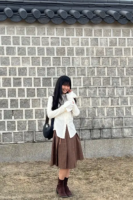 활기찬 모습의 젊은 여성