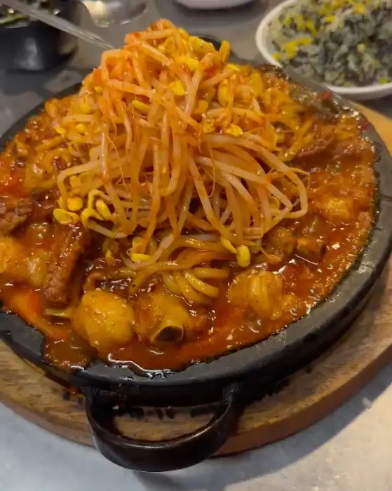 매콤한 양념에 버무려진 등갈비 위에 숙주나물이 듬뿍 올라간 모습