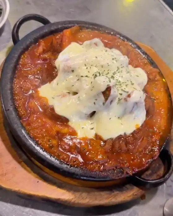치즈가 듬뿍 올라간 등갈비의 클로즈업 사진
