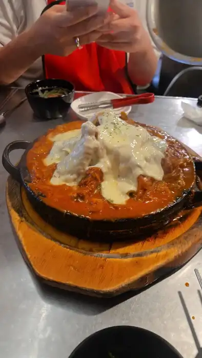 치즈 등갈비 위에 치즈가 녹아내리는 모습
