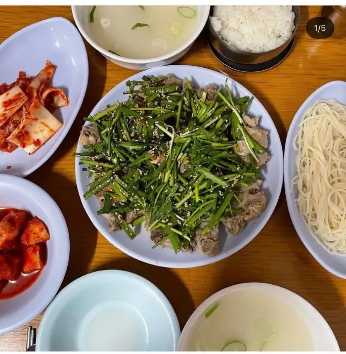 다양한 밑반찬과 밥, 면이 함께 나온 상차림