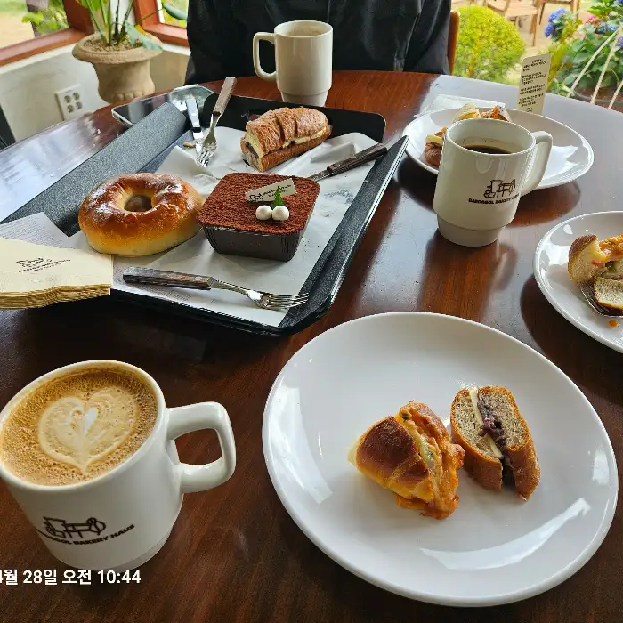 다양한 빵과 커피