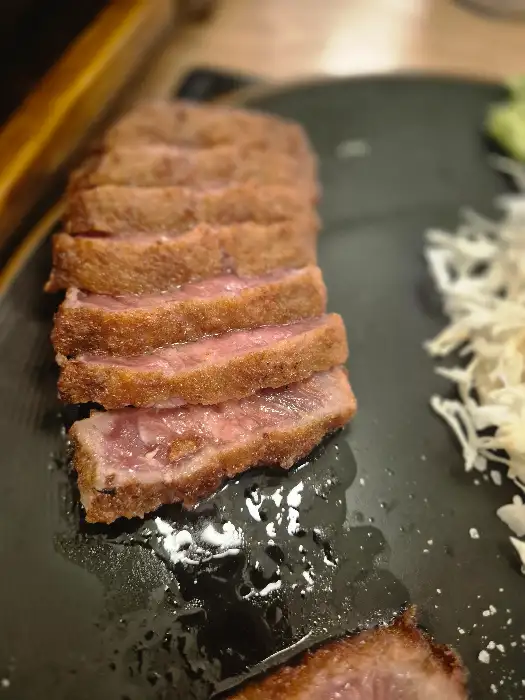 개인 화로에 올린 규카츠 조각