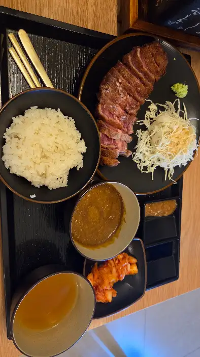 맛있게 구워진 규카츠 조각