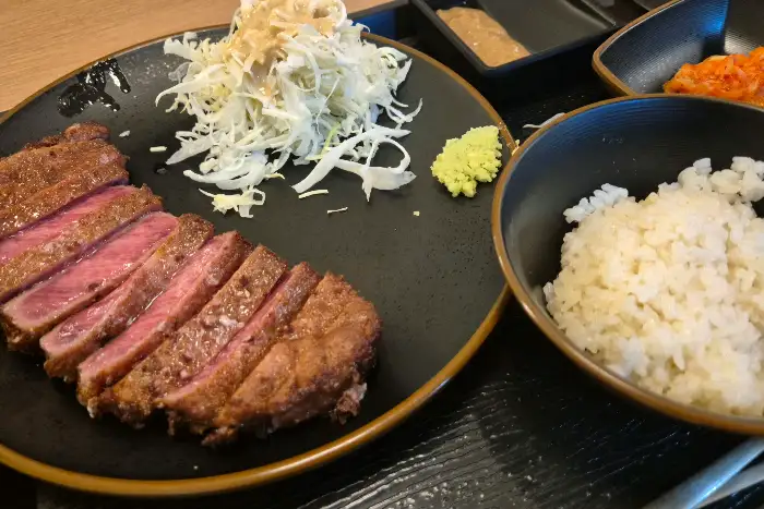 규카츠와 밥, 샐러드 한 상 차림