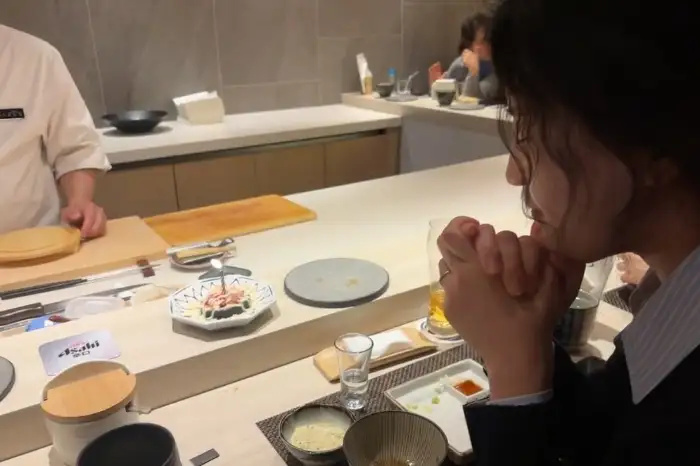 한 여성이 셰프와 대화하고 있다.