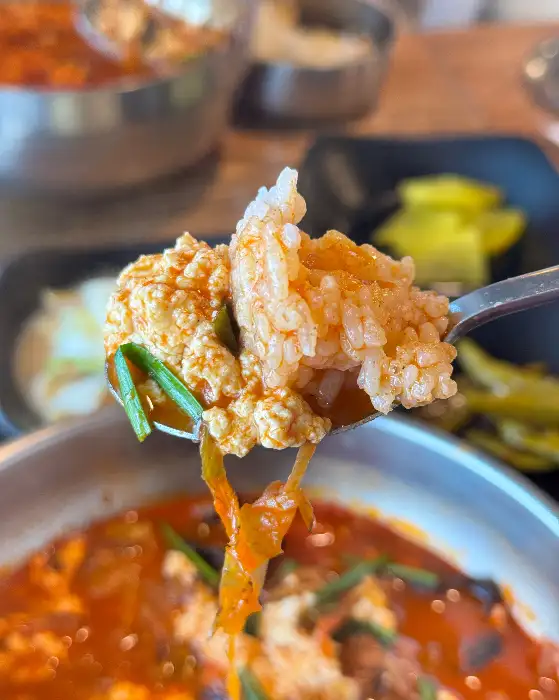 짬뽕순두부 국물과 밥의 조화