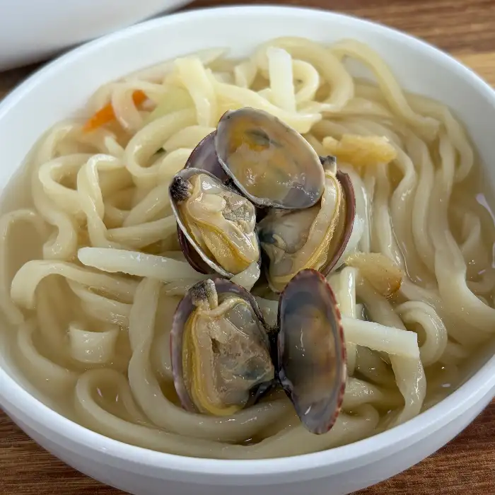 바지락과 면발이 돋보이는 칼국수