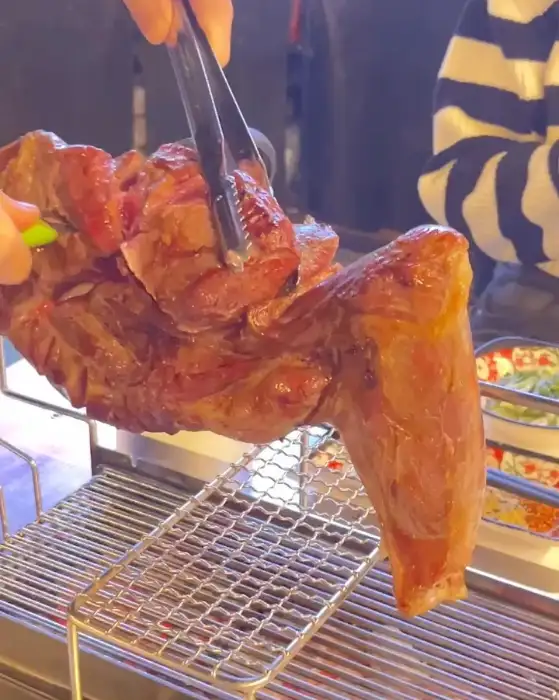 잘 구워진 양다리 구이