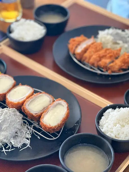 베이글 샌드위치와 스프, 커피 모습