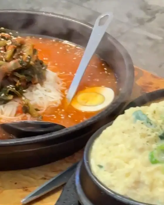 푸짐하게 담긴 열무김치말이국수