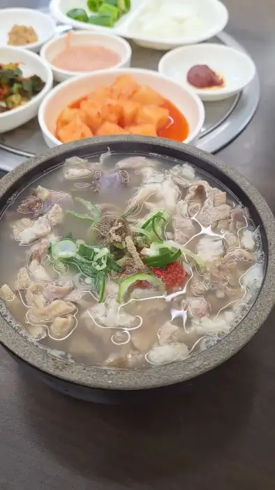 뚝배기에 담긴 순대국밥, 건더기와 국물이 풍성하게 보입니다.