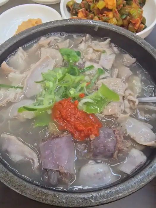 순대국밥에 파 양념을 더하는 모습