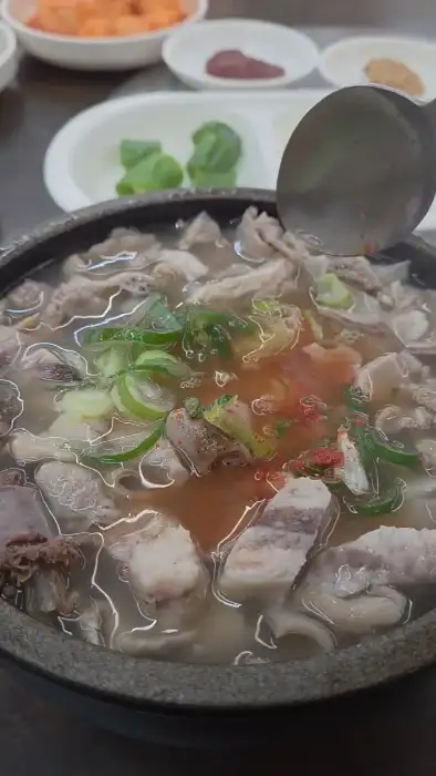 앞접시에 덜어낸 순대국밥의 모습, 다양한 건더기가 보입니다.