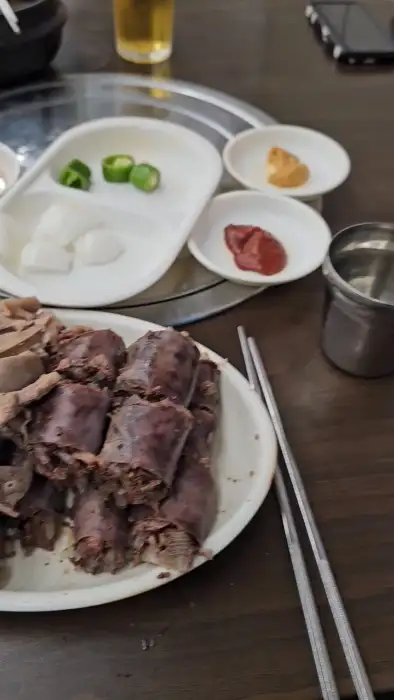 모듬순대의 일부, 썰어진 고기와 순대가 보입니다.