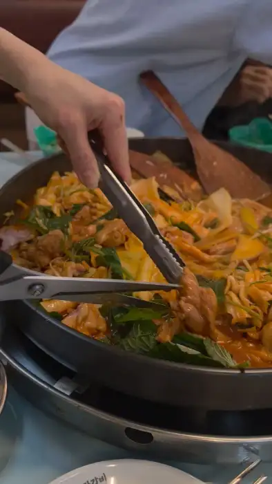 철판 위에서 익어가는 닭갈비 모습