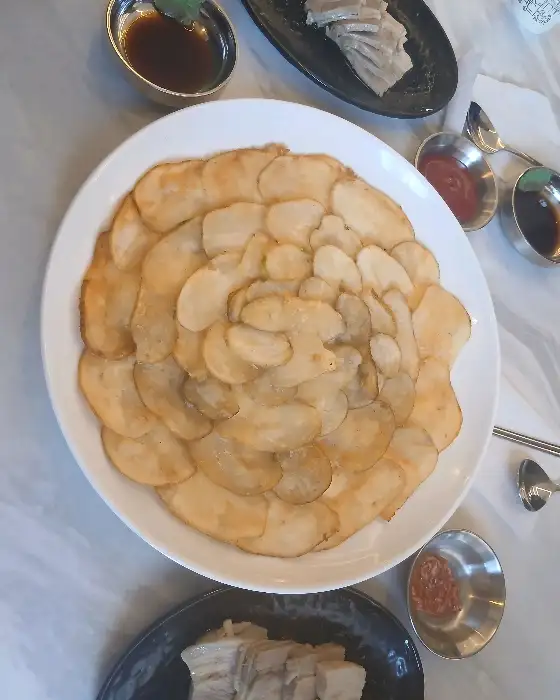 밑반찬과 갈비만두 모습