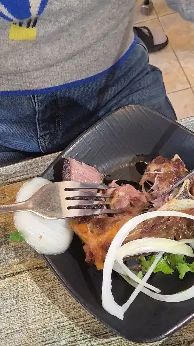 앞접시에 담긴 코존 케밥과 양파