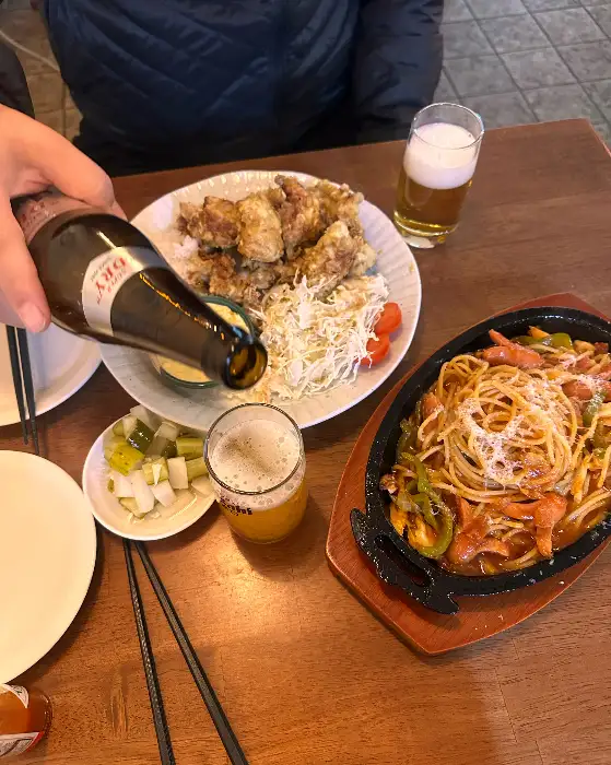 치킨난반과 함께 나온 샐러드와 맥주