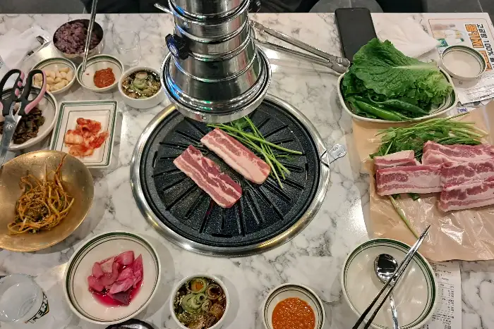 숯불 위에서 구워지는 삼겹살