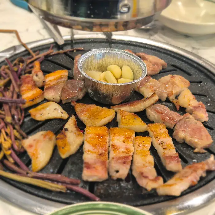노릇하게 구워진 고기 조각들