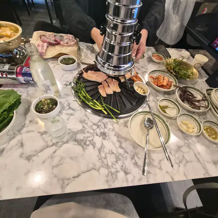테이블 세팅과 숯불 구이