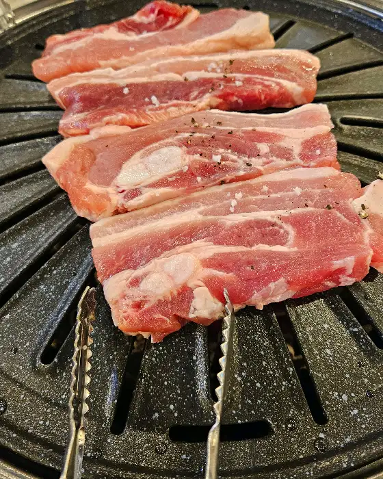 두툼하게 썰린 삼겹살